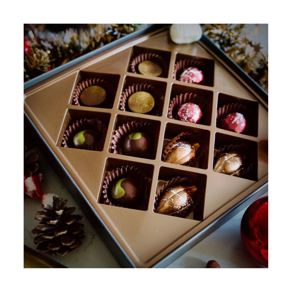 Les Petits Fours 手工朱古力聖誕禮盒 (12粒一盒) (12月16日後送貨)